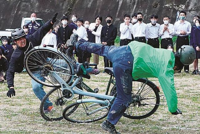 目の前で自転車同士が正面衝突  スタントマン実演、交通事故の恐ろしさ知る 島根県川本町