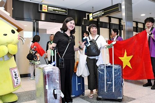 １２年ぶり、出雲空港にベトナムチャーター便が到着　ハノイから１６５人歓迎、定期便の就航願う　島根県