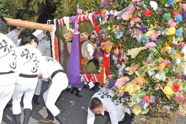 神の子」乗せただんじりを何度も激しく横倒しに 直角に倒されても、怖がりもせず太鼓と鐘を鳴らす  島根県の離島で８年ぶり、漁師町を練り歩く「恵美須祭の風流」（山陰中央新報デジタル）｜ｄメニューニュース（NTTドコモ）