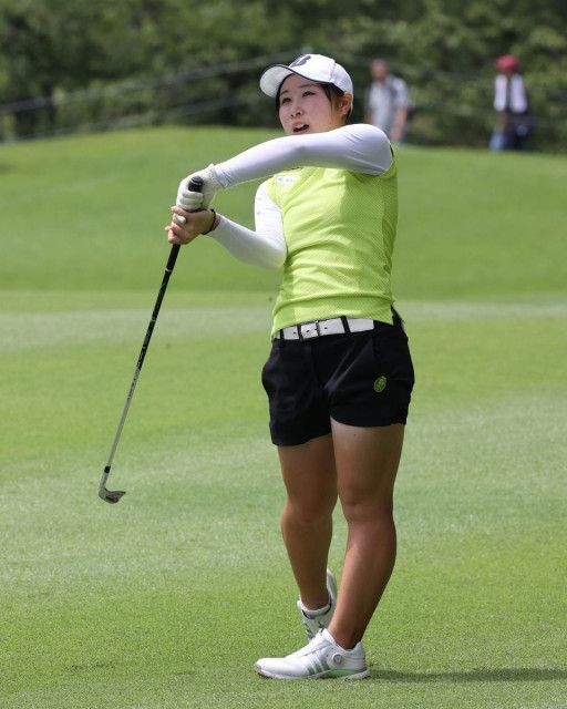 １９歳・荒木優奈、６８で回り４位浮上「本当にパットがよかった。奇跡みたいなゴルフ」　史上９人目のアマチュアＶ狙う／国内女子ゴルフ