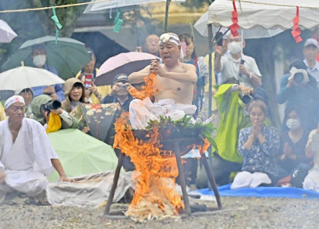 住職が熱湯の中に…　那須塩原の金乗院で「火まつり」　迫力の荒行、無病息災祈る