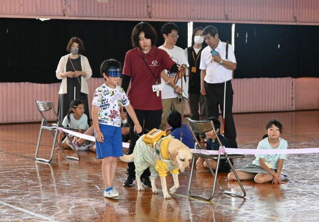 視覚障害者の支援学ぶ　佐野・吾妻小で盲導犬教室　４年生16人参加