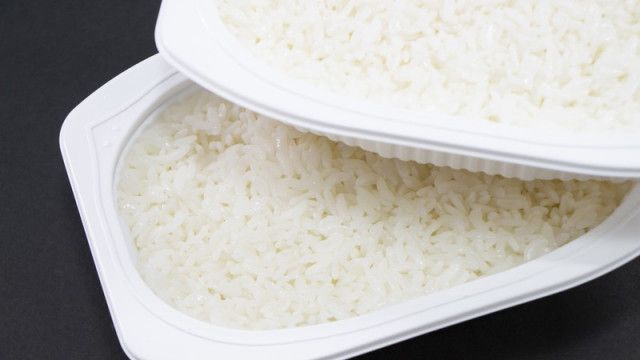 米の消費量はどんどん減っているのにパックご飯は売り上げ２倍に。無能政策とブランド米の乱立が引き起こした「30年で産出額2兆円減」日本人コメ離れの本当の理由
