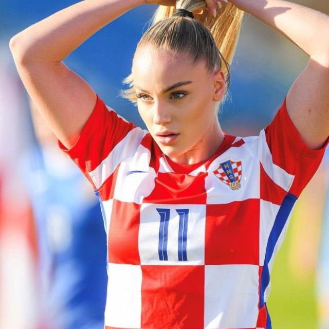 「えげつないボディよ！」クロアチア代表のブロンド女子が披露した“限界ビキニでリフティング”にファン喝采！「ムッチムチ」