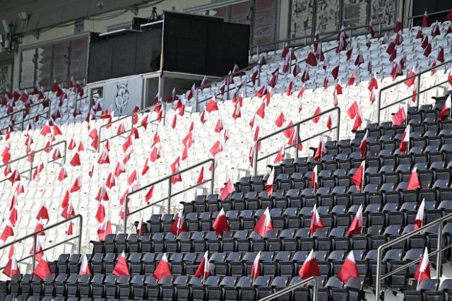 木陰にカタールサポがぎっしり！ スタジアムの席には多くの国旗が用意され、“アウェー感”が漂う【U-23アジア杯】