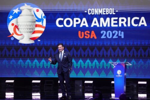 コパ・アメリカで“ピンクカード”を導入へ…南米サッカー連盟が発表した新色カードはどう使われる？