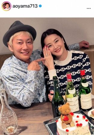 青山光司氏 妻・観月ありさとの結婚10周年のラブラブ夫婦Sに反響「仲良しでうらやましい」 指輪もキラリ