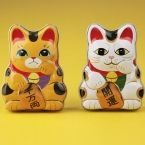 カルディ「ミニ招き猫缶」「ミニだるま缶」発売、2024正月向け縁起