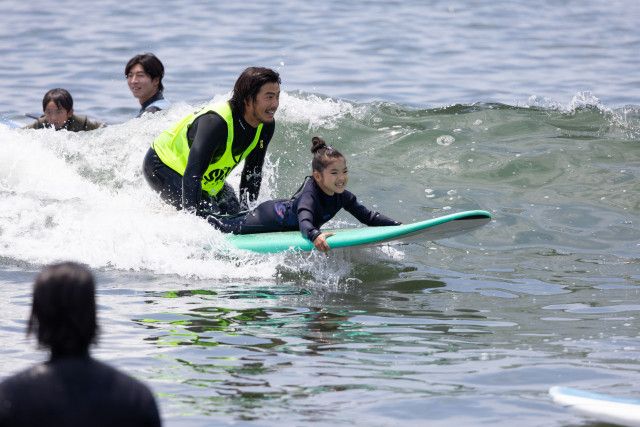 辻堂海岸に14人の地元プロが集結、子供向けのサーフィン体験会に参加。『THE SURF FESTIVAL』フォトリポート（THE SURF NEWS）｜ ｄメニューニュース（NTTドコモ）