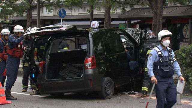 タクシーが中央分離帯に乗り上げる事故　乗客1人がけが　仙台市