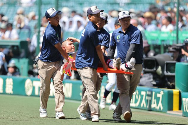 甲子園】担架で緊急退場 自力歩行困難の球児に敵選手が取った行動に