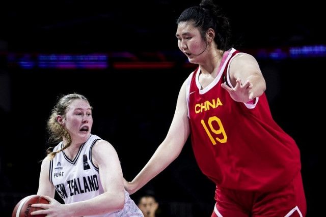 「でかすぎ！」「理不尽すぎる...」女子バスケ日本代表が対戦する“220cm”の中国人選手に世界中が注目！「史上No.1も狙える」