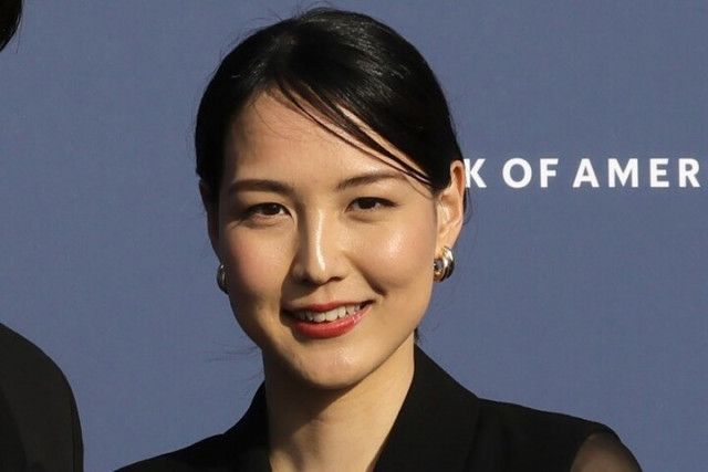 透明感ヤバ!」大谷翔平の妻・真美子さんがWS優勝パレード登場に 透明感ヤバ!」大谷翔平の妻・真美子さんがWS優勝パレード登場に