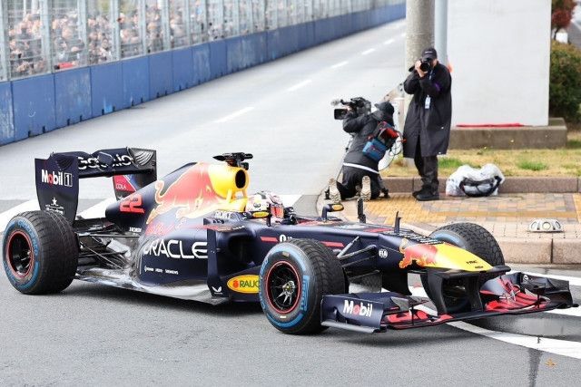 F1 日本GP 2025 レッドブル ドライバーシールフェルスタッペン 角田