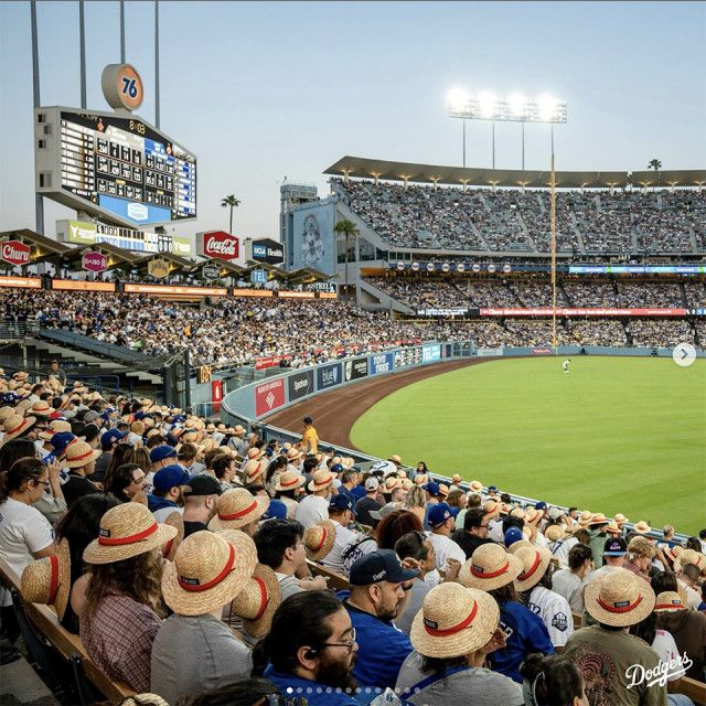 ドジャース ワンピース トレーディングカードと麦わら帽子の