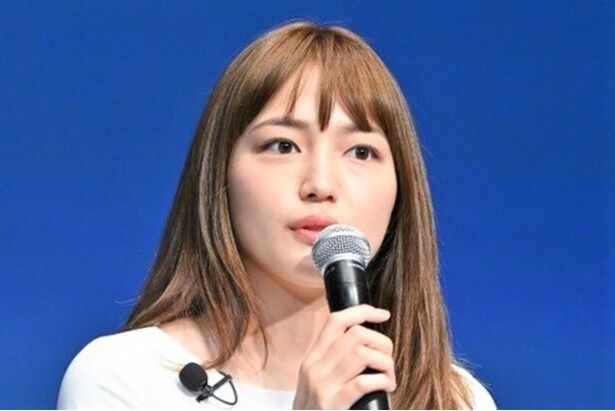 川口春奈、ボディラインがくっきり…“この美しさ、罪です…笑”白ドレス姿に「上品な大人の色気」「はーちゃんステキすぎる」と反響