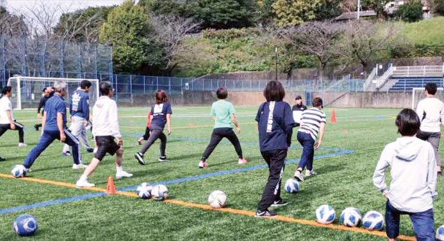 大人のサッカー教室 ボール蹴りから始めよう〈横須賀市〉