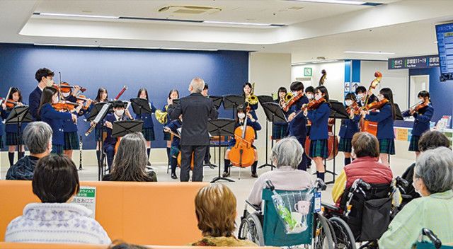 聖隷病院にオーケストラ 関東学院高生、音色届ける〈横浜市保土ケ谷区〉
