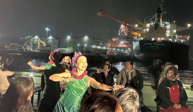 工場夜景とフラに200人　クルーズ船利用「観光資源に」〈川崎市中原区〉
