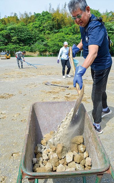上宮田小ＰＴＡ 校庭の石を除去 ｢ケガのない運動会に｣〈三浦市〉