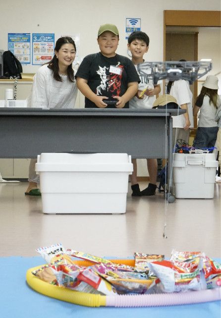ドローンで菓子釣り 子どもの笑顔飛び交う〈横浜市港北区〉