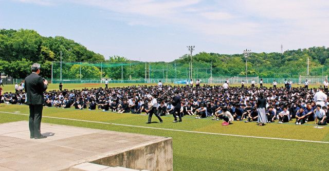 グラウンドを芝生に　日大三　生徒に公開〈町田市〉