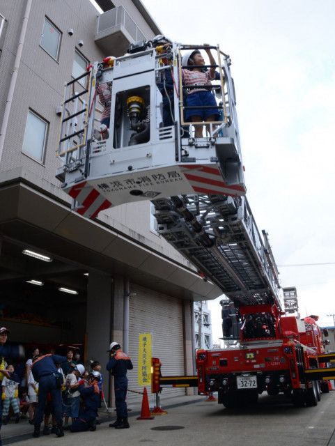 小学生がはしご車搭乗や消火などを体験 磯子消防署の夏休み特別企画に110人〈横浜市金沢区・横浜市 磯子区〉（タウンニュース）｜ｄメニューニュース（NTTドコモ）