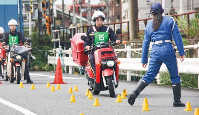 神奈川県警察女性白バイ隊「ホワイトエンジェルス」 横浜市内の郵便局員向けに二輪車安全運転講習  鴨居自動車学校で〈横浜市緑区〉（タウンニュース）｜ｄメニューニュース（NTTドコモ）