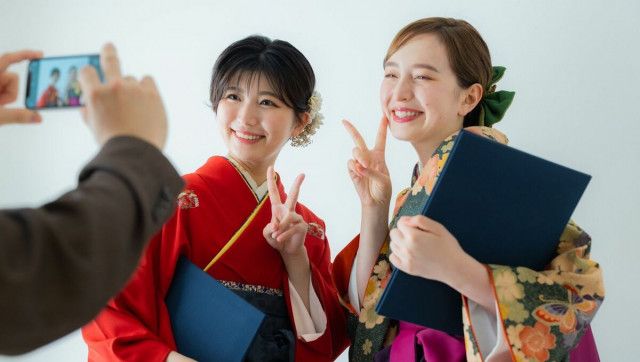 卒業式で｢袴に振袖を合わせる｣のはアリかナシか 最近は｢くすみカラー｣の袴スタイルが人気に