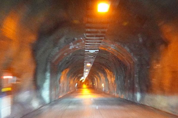 まるで“地底道路” 秘境への素掘りトンネル天国「奥只見シルバーライン」 酷道？いや違う