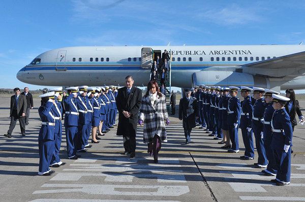 新しい大統領専用機が“誇らしげに”到着「そんなことしてる場合か！」 批判殺到の背景 アルゼンチン