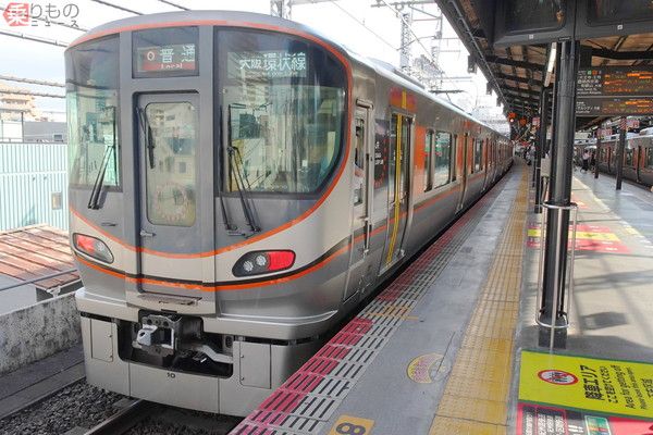 大阪環状線の座席は新幹線より広い!? JR西日本323系 快適車内は“あえて立席”もアリ！