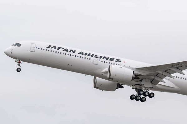 胴体長〜い！ JAL 20年ぶりの新国際線主力機、迫力の初飛行の様子とは