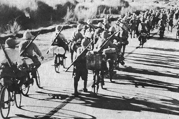「チャリできた」戦場へ 旧日本軍の電撃戦を支えた「銀輪部隊」のスゴさ 放置自転車対策まで!?