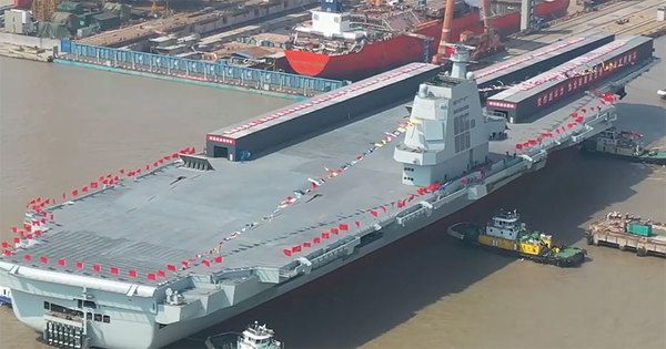 建造中の中国空母「福建」の飛行甲板上に謎の機影 配備前のステルス機のようなものも 一体なぜ!?