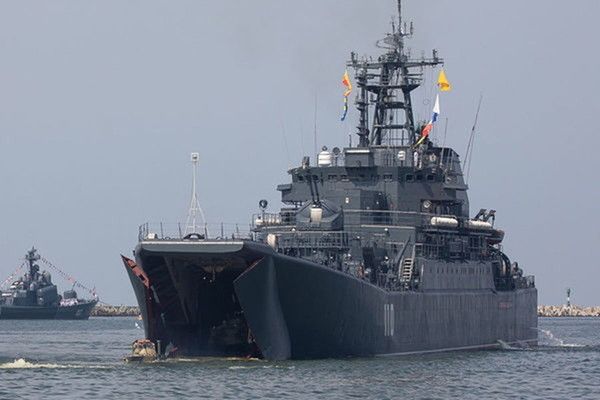 ロシア艦隊に新たな脅威？ウクライナ軍が「魔改造」モーターボートを公開 猛威を振るう無人兵器に新タイプ