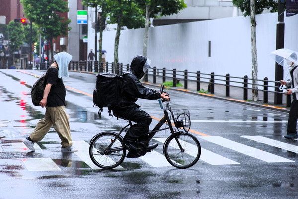 ウーバーイーツ配達員 “あまり見なくなった？”「やってられるか案件」増加で店側も困惑  一体なぜなのか（乗りものニュース）｜ｄメニューニュース（NTTドコモ）