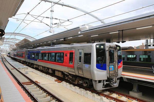 まだ特急が“縦列駐車”してる!?」 71年ぶり新装の「松山駅」  高架になっても“珍風景”だらけ!?（乗りものニュース）｜ｄメニューニュース（NTTドコモ）