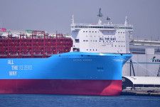 あのデカいの何だ!? 横浜港に入った「超巨大貨物船」の正体とは ベイブリッジを背に“100年の縁”