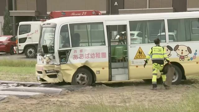 園児22人乗った幼稚園送迎バスと乗用車が衝突 園児5人を救急搬送 バス前部が損傷（鳥取・米子市）