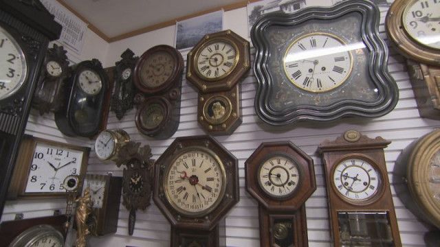 江戸時代以降の掛け時計や腕時計など150点　時の記念日企画展　技術進歩の過程も