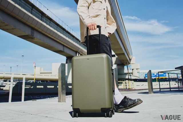 シンプルだけどオシャレ！ ミニマルデザインがうれしいスーツケースは「日本生まれのホイール」で走りも静か