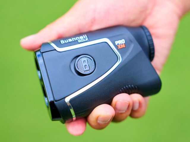 打つべき距離」を教えてくれる！プロ御用達レーザー距離計にコンパクト