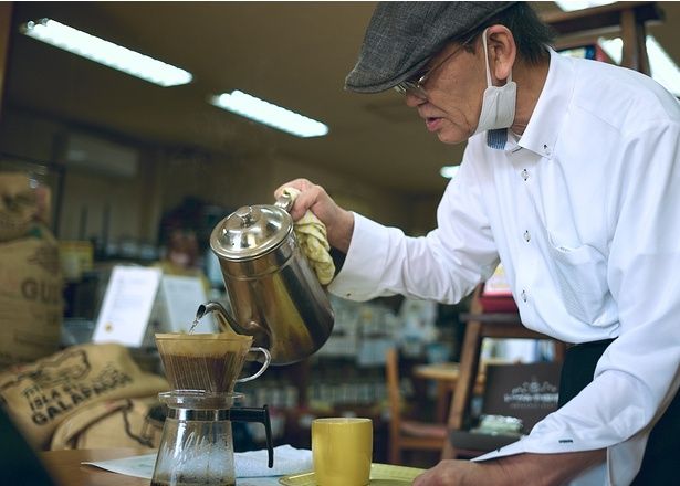 コーヒーで旅する日本／九州編｜豆の種類は60種以上、なかには100グラム400円アンダーも。佐賀市の「いづみや珈琲」は地域に愛されてまもなく70年
