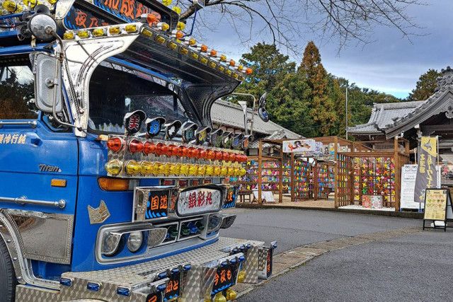 ド派手なデコトラ乗りはなんと串焼きのキッチンカー経営者！ バスに1BOXカーにトラックと飾りまくったデコ人生（WEB  CARTOP）｜ｄメニューニュース（NTTドコモ）