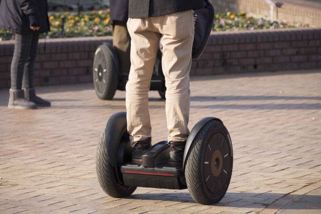 電動キックボードはアリ！ でもセグウェイはダメ……ってナゼ？ 小型モビリティ「公道を走れるか否か」の違いとは（WEB  CARTOP）｜ｄメニューニュース（NTTドコモ）