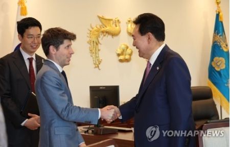 チャットＧＰＴ開発者「ＡＩ時代、韓国半導体が必要」　尹大統領と面会