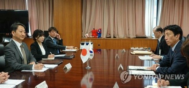韓日の産業担当相が会談　政府・企業間の協力強化へ