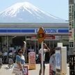 富士山撮影　迷惑行為に住民苦慮