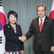 日韓外相　関係進展へ連携確認